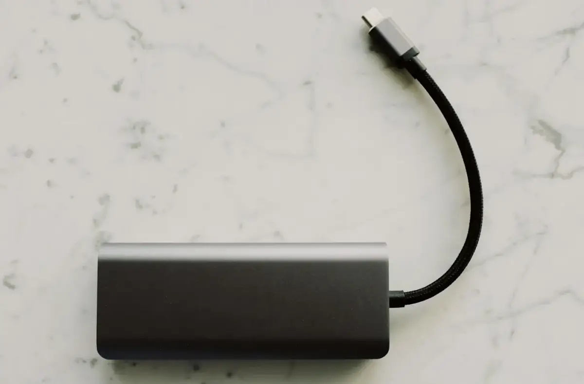Logo-free power bank and USB-C cable on a desk